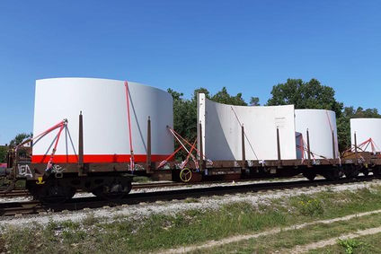 В Австрии бетонные опоры ветрогенераторов перевозят маршрутными поездами